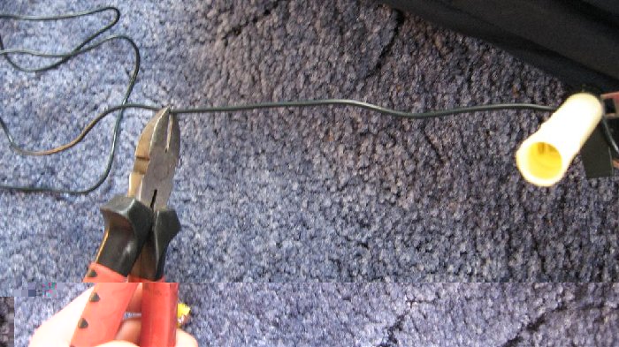 Hier sieht man das Abschneiden des Steckers...