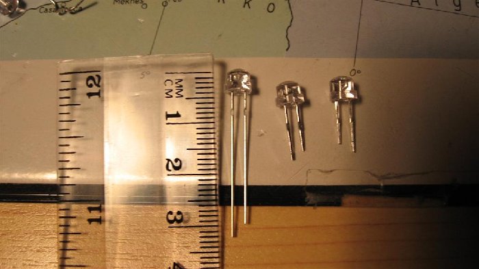 Und noch ein paar andere gekürzte LEDs. Daneben eine originale LED als Vergleich...