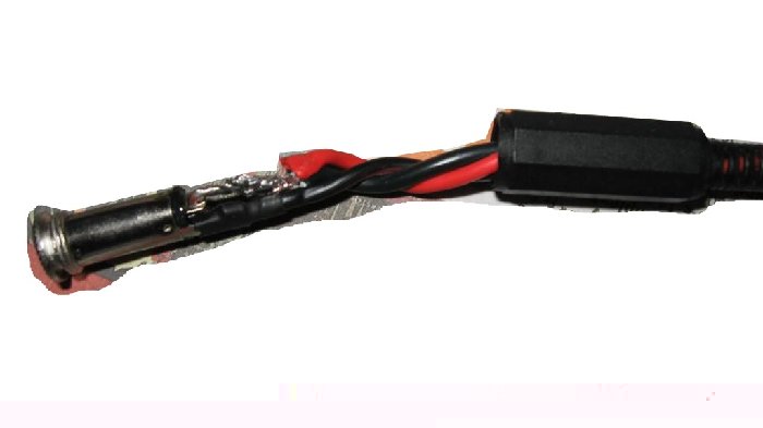 Der Stecker wird angelötet. Auch hier soll ein Schrumpfschlauch wieder vor Kurzschlüssen schützen... Achtung: Hier muss wieder auf das vorherige aufstecken der Kappe geachtet werden (hab ich natürlich wieder versäumt... :-(  )