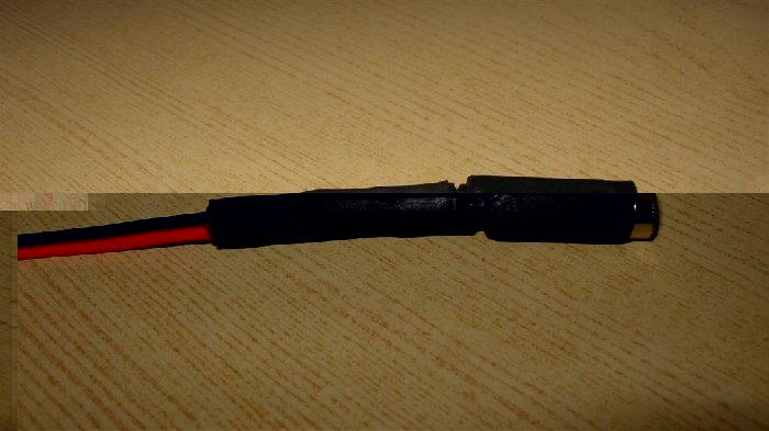 Hier kann man auch noch einen zweiten größeren Schrumpfschlauch rüberziehen...