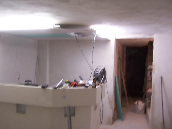 Blick auf Thekenbereich (mit 2 x 36 W LSR kaltweiss als indirekte Beleuchtung)