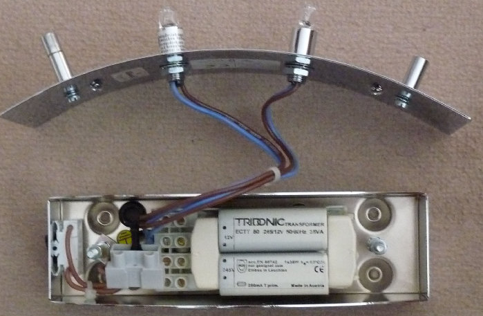 Gehäuse ist Blech oder Alu verchromt. Ich denke der Trafo müßte raus und durch eine KSQ ersetzt werden.