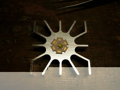 Dann schnell die Star-Platine mit der REBEL vorsichtig auf<br />einen Kühlkörper legen, damit sich alles rasch abkühlen kann!