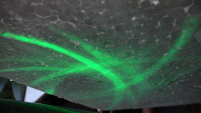 Muster auf der Platte bei geschlossenem Deckel, richtig schön, schade das man die nicht in der Luft sichtbar machen kann :/