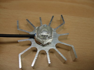 Wer möchte kann dann noch eine Linse aufkleben und fertig ist der &quot;Scheinwerfer&quot; ;-)