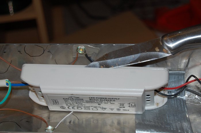 Öffnen des Gehäuses mit einem robusten Messer. Der Deckel ist an 4 Stellen nur eingeclipst und lässt sich erfreulich einfach öffnen. Die meisten (Fernbedienungs-Gehäuse sind ca. 100x widerspenstiger)