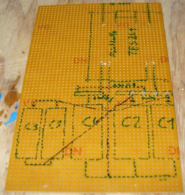 Die Platine noch bevor sie bestückt wurde. hab mir alles mal 1:1 aufgemalt um besser hantieren zu können. man kann einzelne löcher schon größergebohrt sehen. ligt daran dass manchmal das raster nicht passte oder die anschlussbeinchen zu dick waren^^