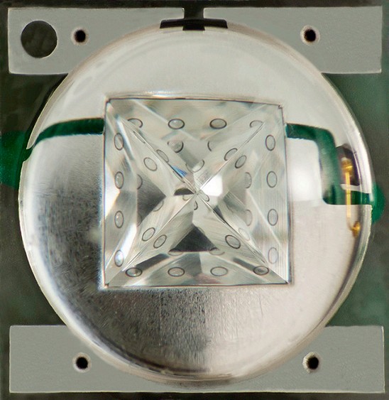 Die Linse der Cree XT-E Royal Blue sieht echt abgefahren aus, 1000 mA (max) bei VF ~3V