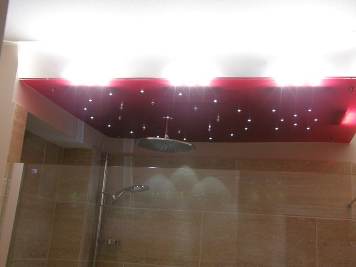 P6100268.jpg (54.02 KiB) 43624 mal betrachtet Die Decke hängt und leuchtet.