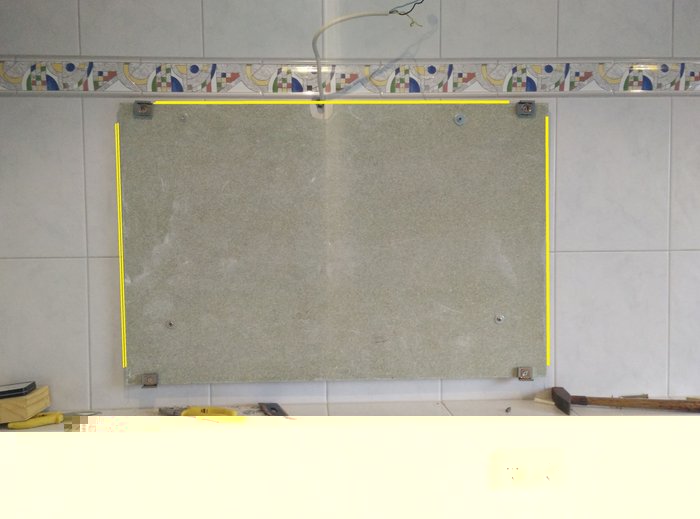 Spiegel ab genommen. Man sieht die Platte wo auf den Seiten die Leds drauf kommen sollen